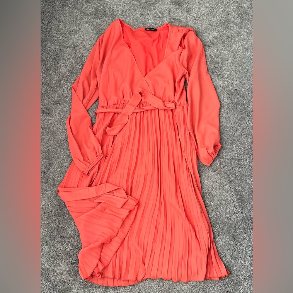 Never worn autumn dress. Long puffy sleeves.